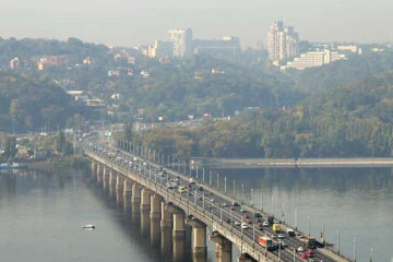 Міст Патона знову попрацював водоспадом (відео)