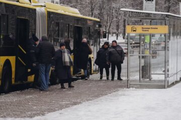 Комунальники пояснили потребу в тендері на 30 скляних зупинок транспорту за понад ₴8 млн