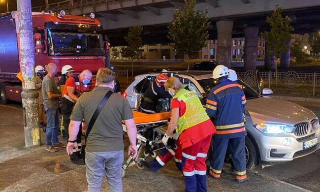 П’яна ДТП у Києві: пасажирку з розбитого BMW діставали рятувальники (відео)
