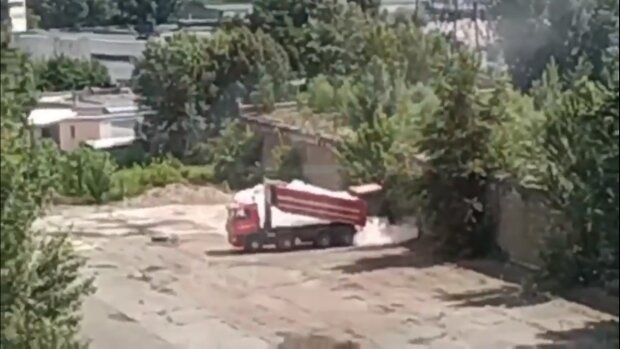 На Оболоні навпроти житлового будинку будівельники створюють смітник (відео)