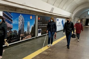 В метро Києва тестували тактильні смуги для маломобільних категорій пасажирів