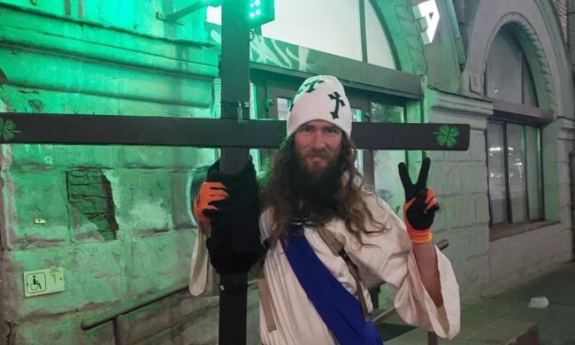 Журналісти дізнались, що думає про росіян американець, що з хрестом йшов з Варшави до Києва