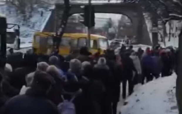 Натовп пішоходів в ранковий час: через ДТП на Куренівці не ходили тролейбуси