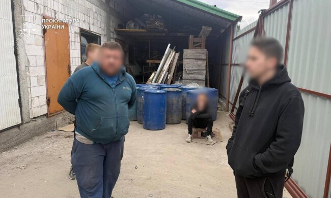 Фальсифікат під виглядом елітки: у столиці ліквідували масштабний підпільний завод із розливу алкоголю