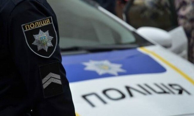 У Києві неадекватно водій протаранив п`ять авто, а потім почав кидатися на людей з ножем