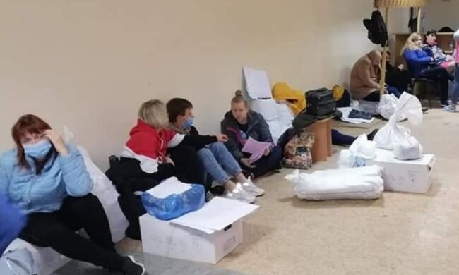 Нелюдські умови: щоби здати протоколи, люди годинами чекають в коридорах та сплять на полу (фото, відео)