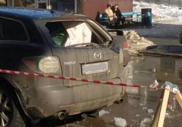 З київського ТРЦ на машину впала крижана брила