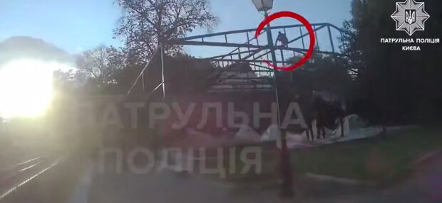 Столичні патрульні врятували від самогубства на будівельному майданчику чоловіка