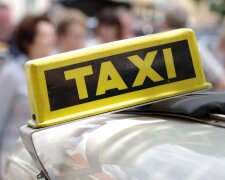 У центрі Києва перекинулося таксі із пасажирами: фото