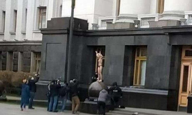Дівчина роздяглася догола перед Офісом президента