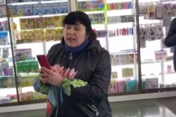 В Києві жінка зайшла в аптеку без маски та погрожувала фармацевту (відео)