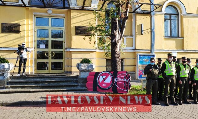 У Києві націоналісти принесли до одного з телеканалів бомбу з таймером (фото)