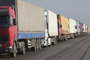 У столиці через спеку триває обмеження на рух вантажівок