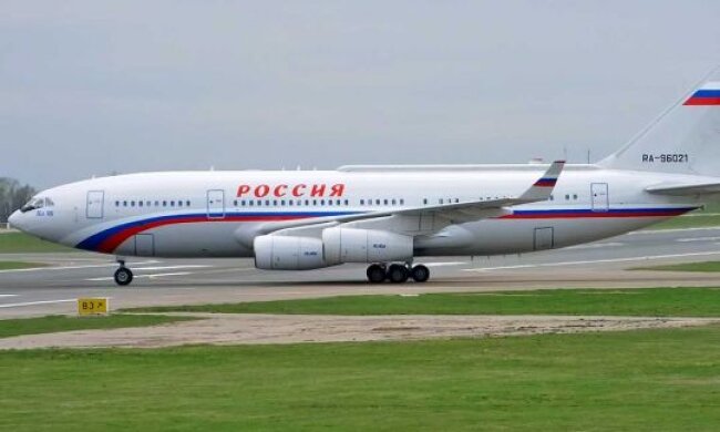 Російських дипломатів, підозрюваних у шпигунстві, із ФРН евакуювали на президентському літаку