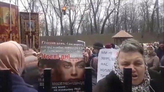 У Києві мітингують медики та православне братство