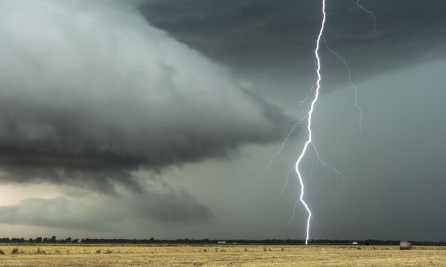 ДСНС попередила про грозу до кінця дня на Київщині