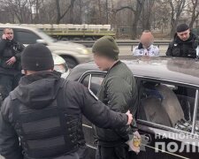 В Києві хлопців затримали на гарячому: вони вживали наркотики посеред білого дня в автівці