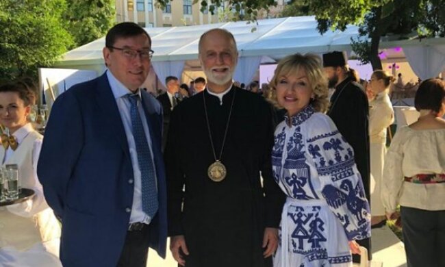 Луценко вигуляла вишиванку за 50 тис.