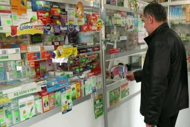 Мовний скандал у столиці: аптекар відмовився обслуговувати клієнта українською