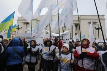 Під Верховною Радою мітингують аграрії