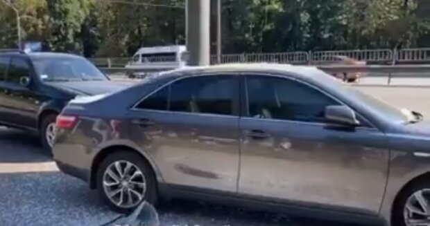 Миттєва карма: у Києві на припарковане під білбордом авто пішов дощ зі скла (відео)