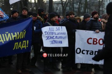 “Моліться Богу”: на мітингу антиприщепників під Радою ледве пояснили свої вимоги і позицію (відео)