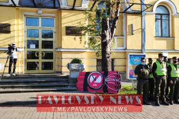 У Києві націоналісти принесли до одного з телеканалів бомбу з таймером (фото)