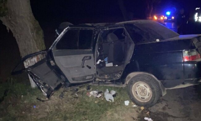 У Київській області автомобіль влетів у дерево: загинув капітан поліції