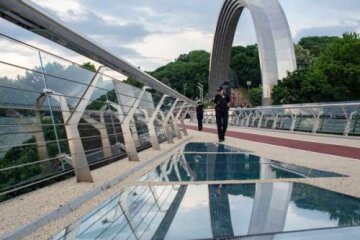 На “мосту Кличка” ставлять антивандальне скло