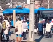 В Києві люди на зупинках вишукуються у кілометрові черги (фото, відео)