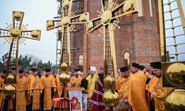 Митрополит ПЦУ Епіфаній освятив хрести на куполах новозбудованого храму на Київщині
