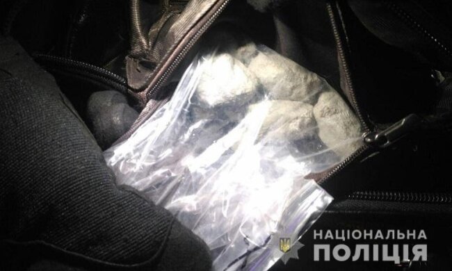 Розкладали «закладки» зі зброєю: на Печерську затримали наркоділків