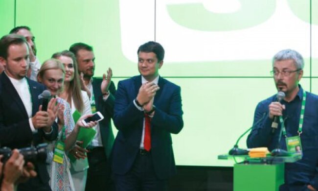 У “Слузі народу” розповіли, чому не виграли на всіх округах