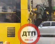 Киянин зовні причепився до тролейбуса (відео)