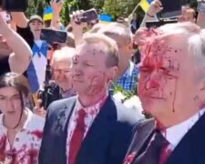 Посла РФ у Польщі Андрєєва облили червоною фарбою – люди кричали “фашисти”, він поїхав з поліцією (відео)