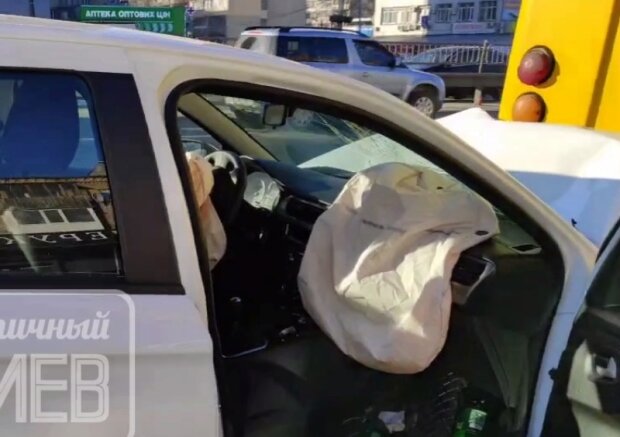 Таксист на підпитку протаранив маршрутку з пасажирами в Києві (відео)