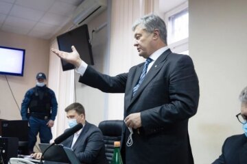 Порошенка відпустили під особисте зобов’язання і заарештували майно