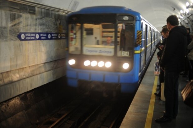 Падіння чоловіка на рейки в метро: причиною могла стати спека