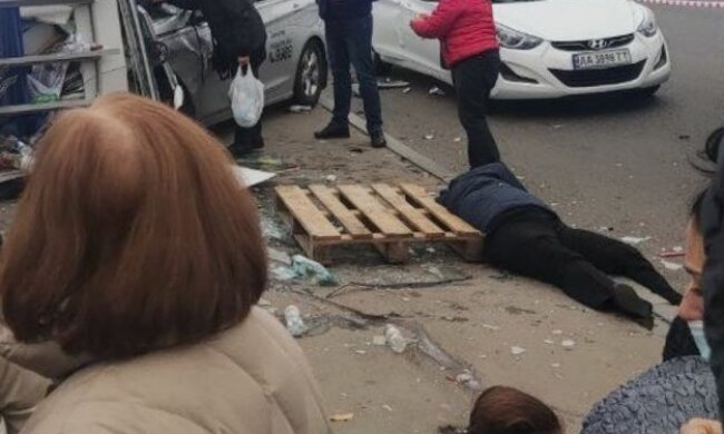 У Києві автомобіль врізався в зупинку, є жертви