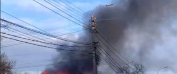 Пожежа в Києві: у Солом’янському районі загорівся будинок (відео)