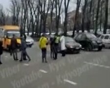 У Києві почали блокувати громадський транспорт (відео)