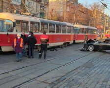 У Києві автомобіль врізався в трамвай з пасажирами