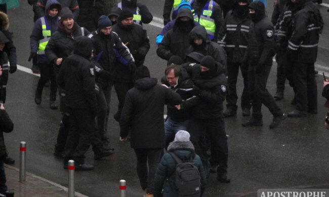 У центрі Києва сталася сутичка протестувальників із поліцією (відео)