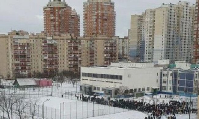 У Києві “замінували” школи – дітей евакуювали