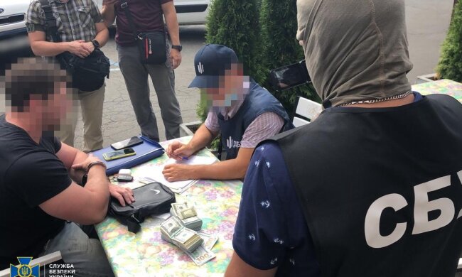 У Києві затримали посадовця ДСНС на вимаганні величезного хабаря (відео)