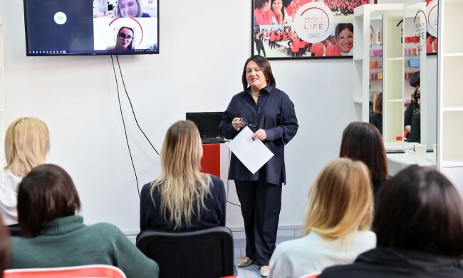 У Києві запустили курси перукарів для жінок, які потерпали від насильства