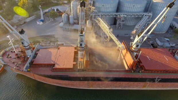 Перше судно з зерном покинуло порт Одеси – CNN (відео)