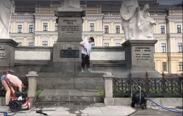 Пам`ятник княгині Ользі в центрі Києва мили зі шлангів (фото, відео)