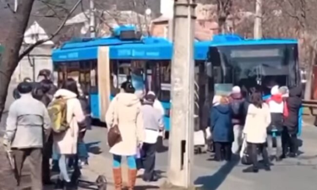 В Києві люди на зупинках вишукуються у кілометрові черги (фото, відео)