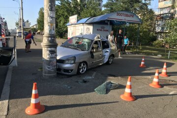 У КИЄВІ ЛЕГКОВИК ПРОТАРАНИВ СТОВП НА ЗУПИНЦІ